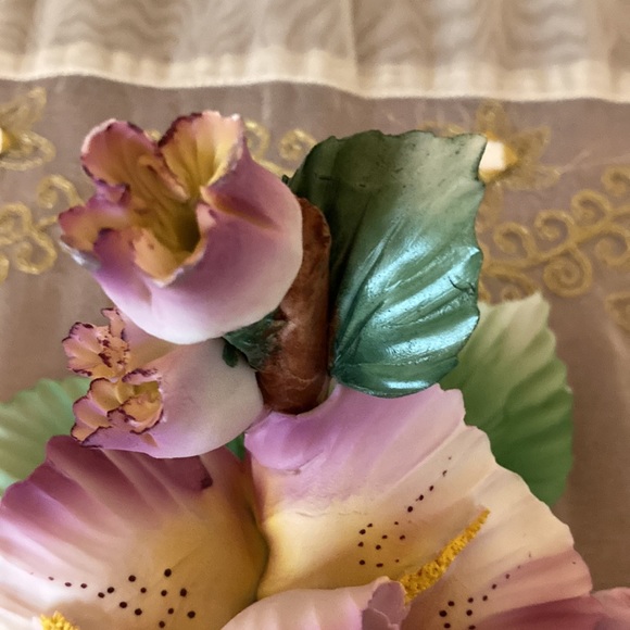 Vintage Capodimonte Orchid Iris Porcelain Flower with 3 Buds Made in Italy - Picture 8 of 10